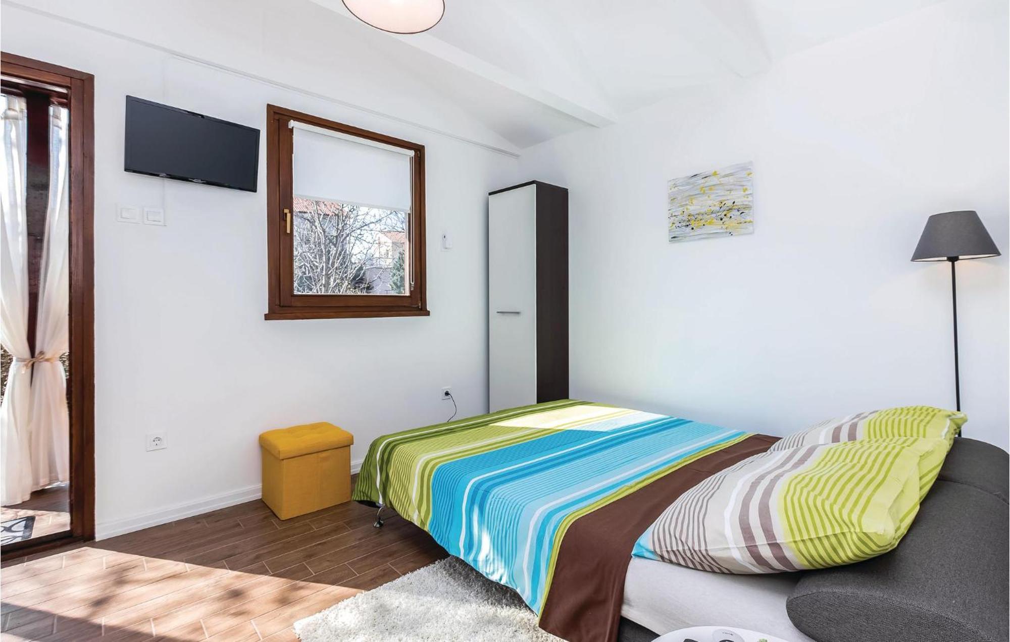 Cozy Home In Smrika With House A Panoramic View Exterior photo